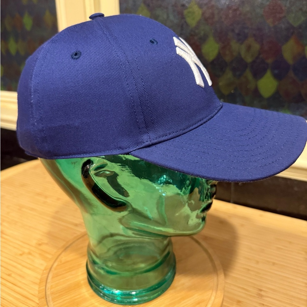 Gucci Royal Blue Cap with Embroidered Butterfly - Picture 5 of 11